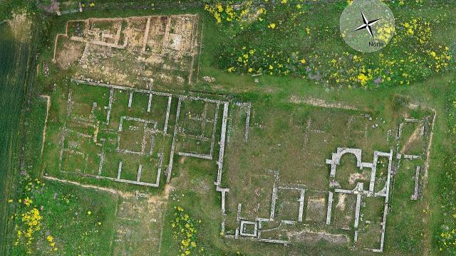 Vista aérea del mercado y las termas de Lancia