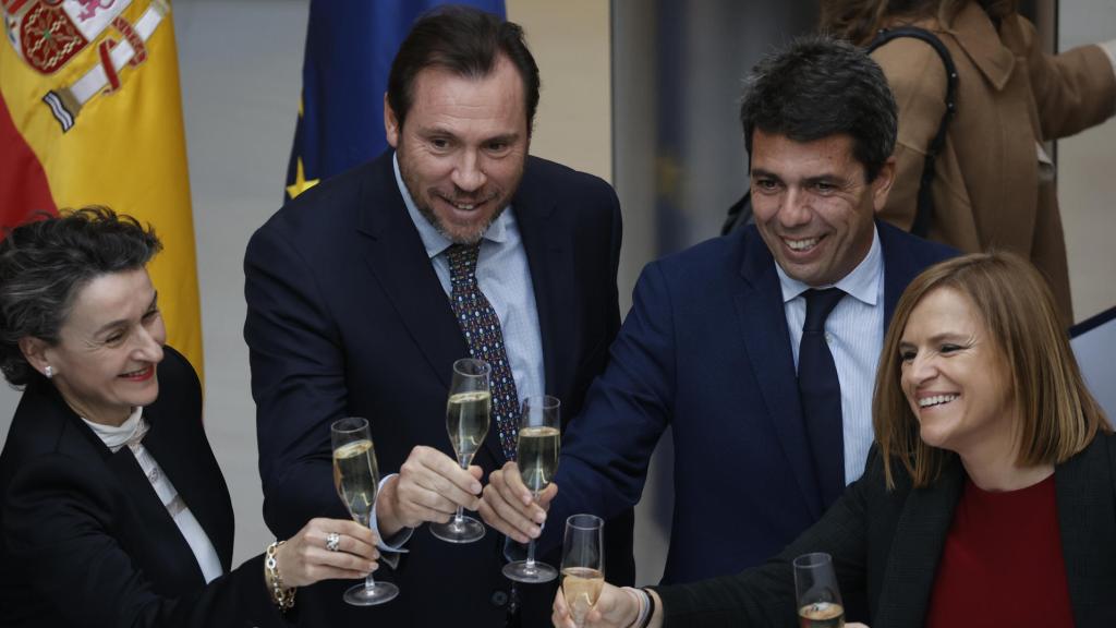 Mar Chao, Óscar Puente, Carlos Mazón y María José Catalá, brindando este jueves en Valencia.