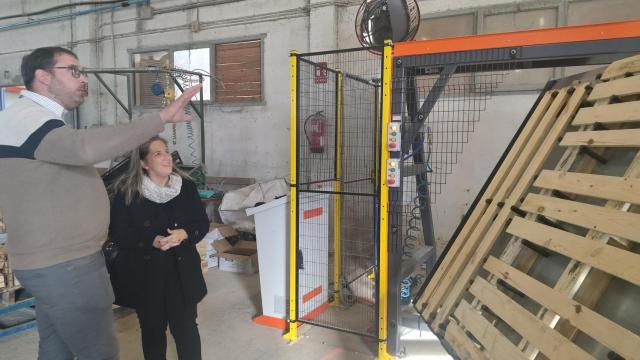 Vicente Ariño, director de la empresa familiar Maderas Ariño, enseña sus instalaciones a la directora general de Promoción Industrial e Innovación del gobierno de Aragón, Mar Paños.