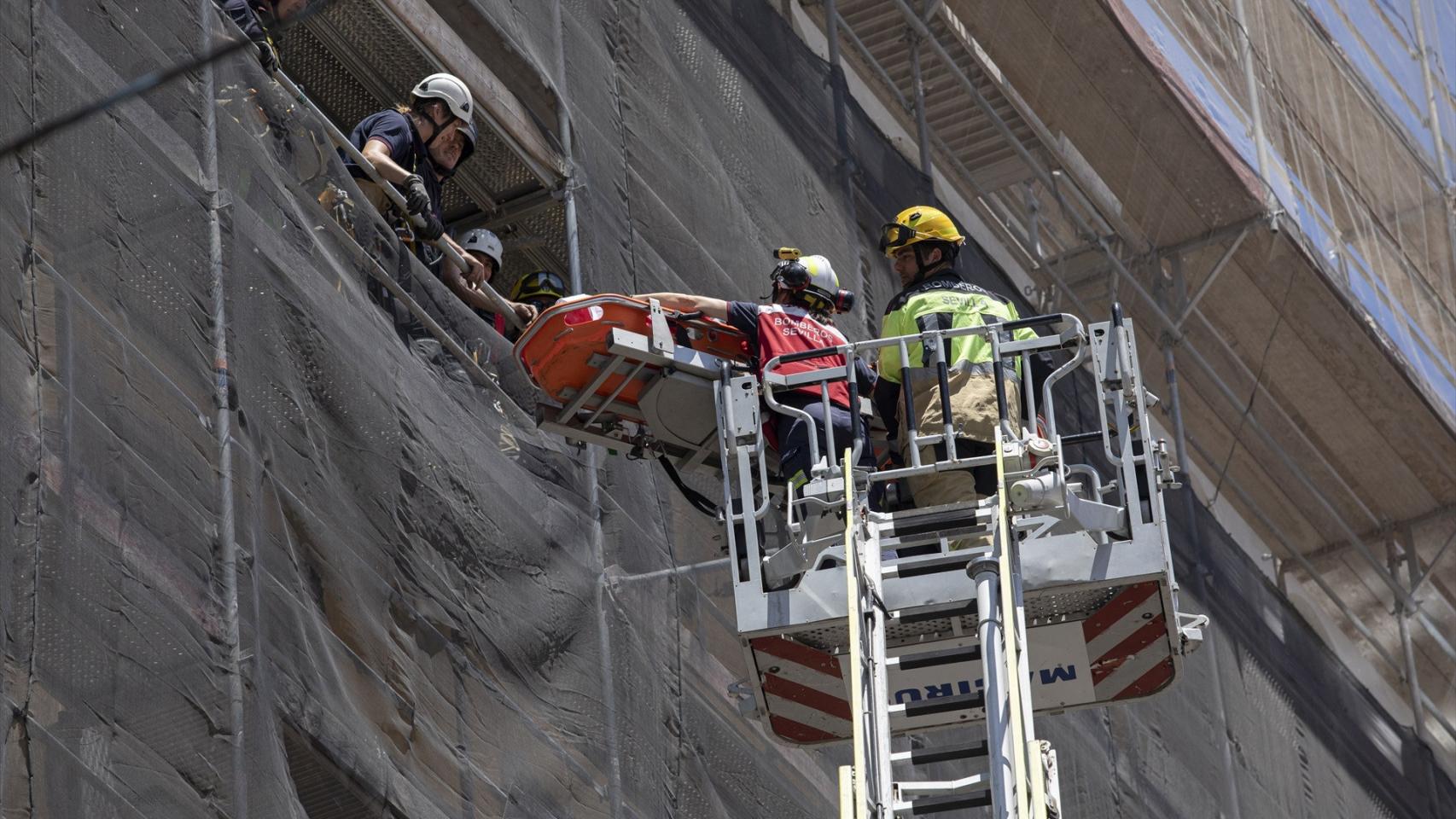 Los bomberos rescatan a un trabajador de la construcción en Sevilla, en una imagen de archivo.
