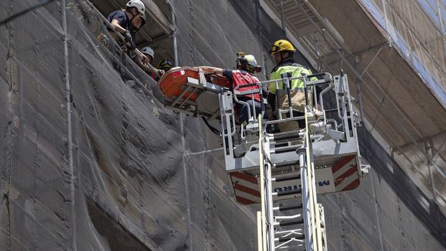 Los bomberos rescatan a un trabajador de la construcción en Sevilla, en una imagen de archivo.