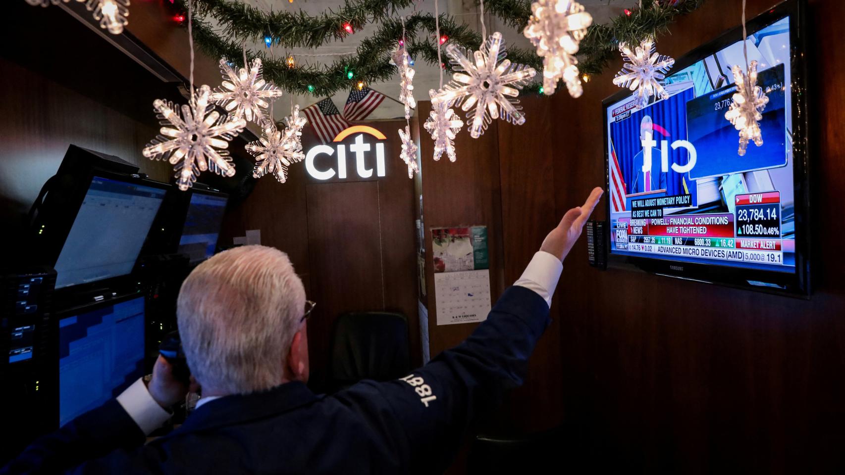 Una pantalla de la Bolsa de Nueva York muestra la rueda de prensa del presidente de la Fed, Jerome Powell.