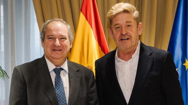El ministro de Industria y Turismo, Jordi Hereu, y el presidente de la Asociación Española de Fabricantes de Automóviles Y Camiones (Anfac), Wayne Griffiths.