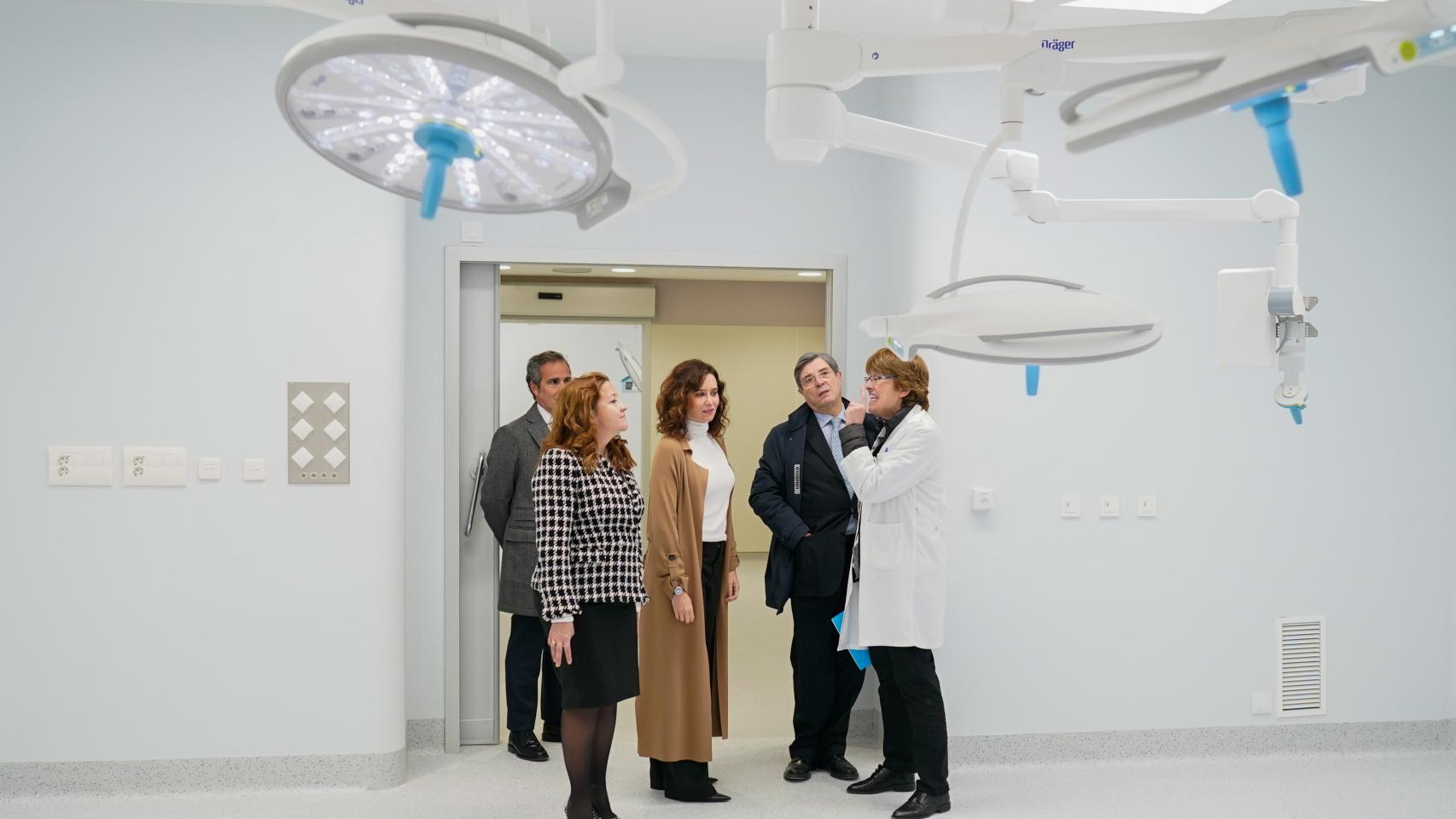 Ayuso durante la visita de la finalización de las obras del 12 de Octubre.