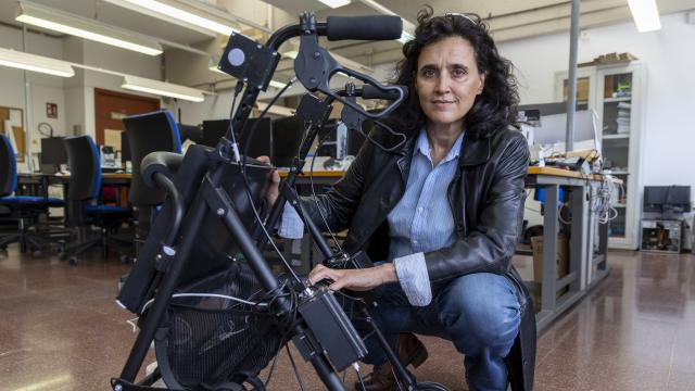 Cristina Urdiales, junto a uno de los robots en los que trabaja.