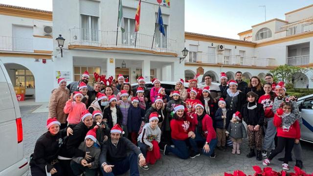 Un grupo de taxistas con algunos peques.