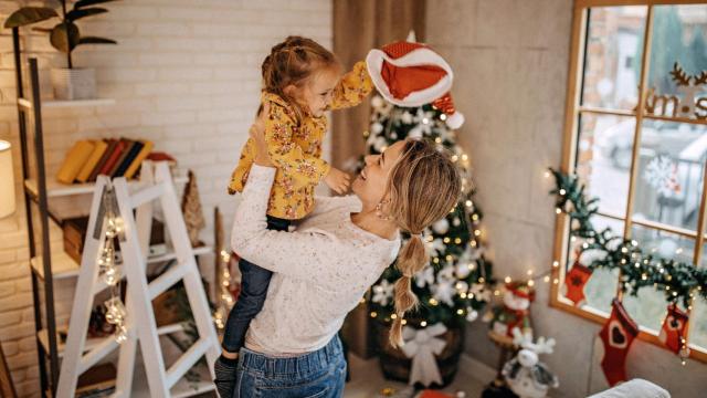Familia disfrutando de la Navidad