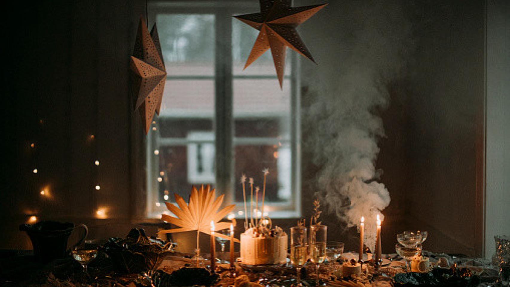 Una mesa decorada para Nochevieja.