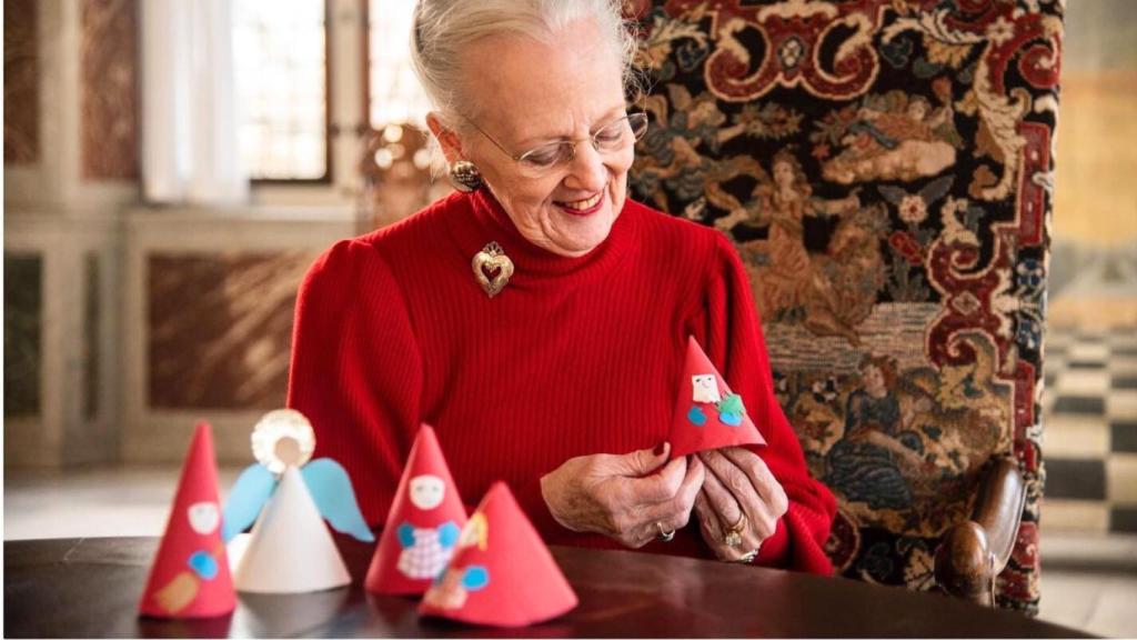 Margarita de Dinamarca preparando adornos navideños.