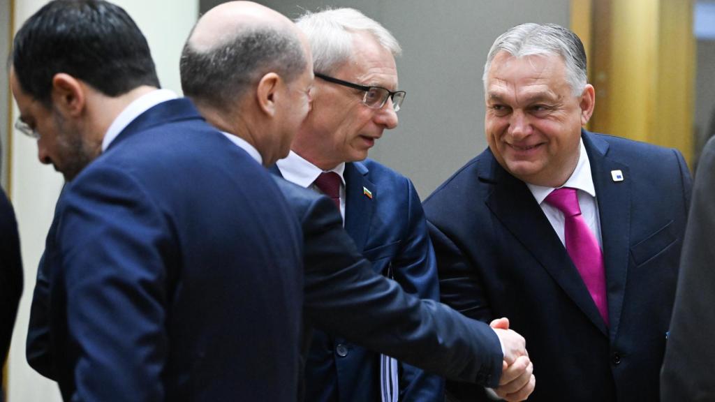 El primer ministro húngaro, Viktor Orbán, saluda al canciller Olaf Scholz este jueves durante la cumbre de la UE en Bruselas