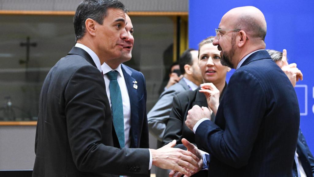 Pedro Sánchez conversa con Charles Michel durante el Consejo Europeo de este jueves en Bruselas