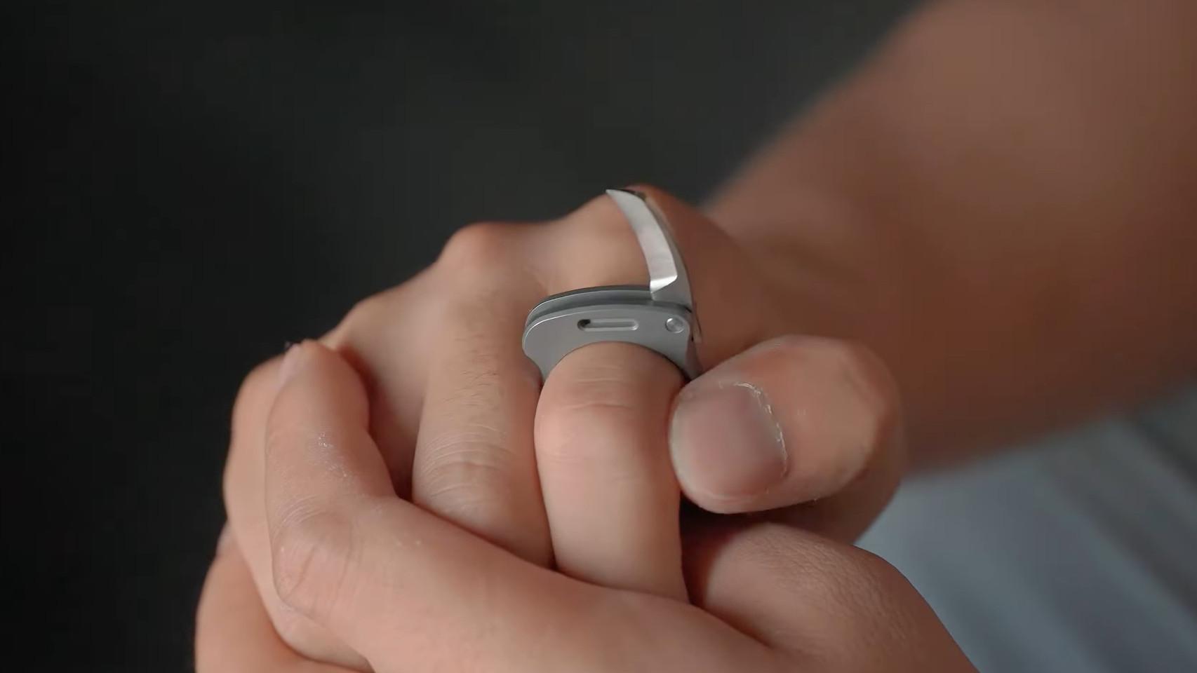 El anillo con cuchillo.