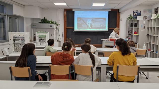 Algunos alumnos del IES Eusebio da Guarda dentro de un aula.