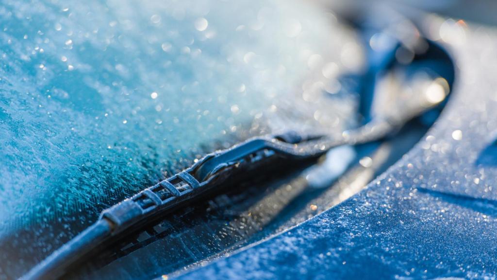Adiós al hielo en el parabrisas: el sencillo truco de la bolsa viral más utilizado en España
