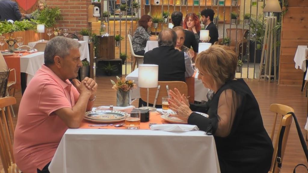 Mari Carmen y Pablo durante su cita de 'First Dates'.