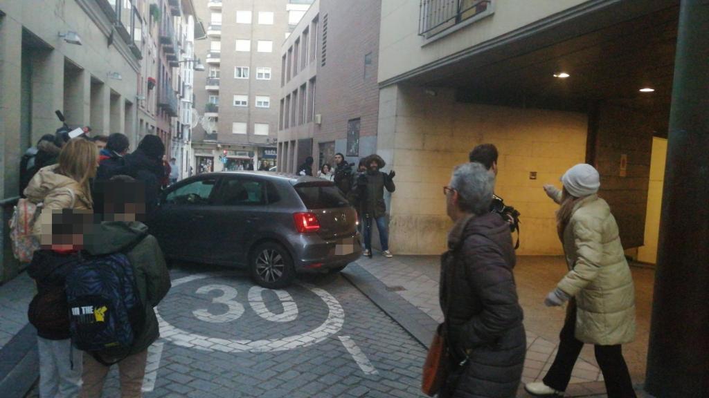 Gran cantidad de periodistas y curiosos se agolpan a las puertas del juzgado donde declara Óscar, el principal sospechoso por la muerte de Esther López