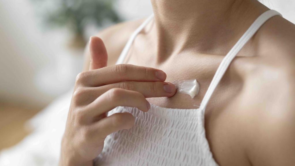 Una de las claves para que absorba mejor es masajear la crema en la piel.