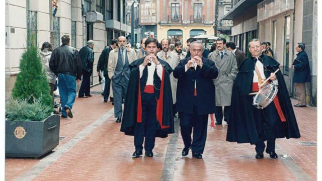 Inauguración de la reformada calle de Montero Calvo en Valladolid, ya peatonalizada, con presencia del entonces alcalde de la ciudad, Javier León de la Riva, el 19 de diciembre de 1996.