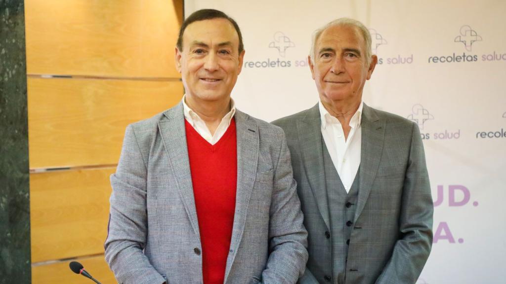 El alcalde de Carbajosa, Pedro Samuel Martín, junto a Amando Rodríguez, presidente de Recoletas Salud