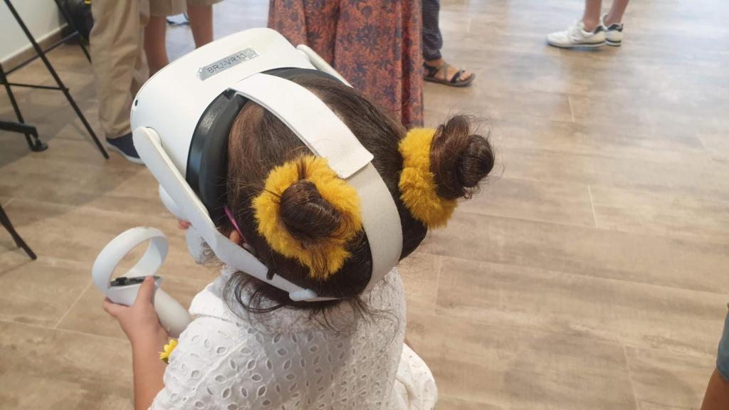 Una niña prueba una experiencia de realidad virtual en More Than Verso.