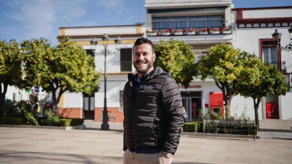 Domi Vélez posa para EL ESPAÑOL en la Plaza de España de Lebrija.