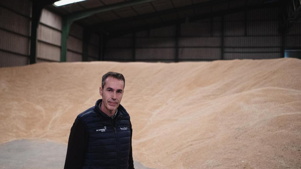 Diego Bellido en el almacén de trigo de la cooperativa de La Campiña.