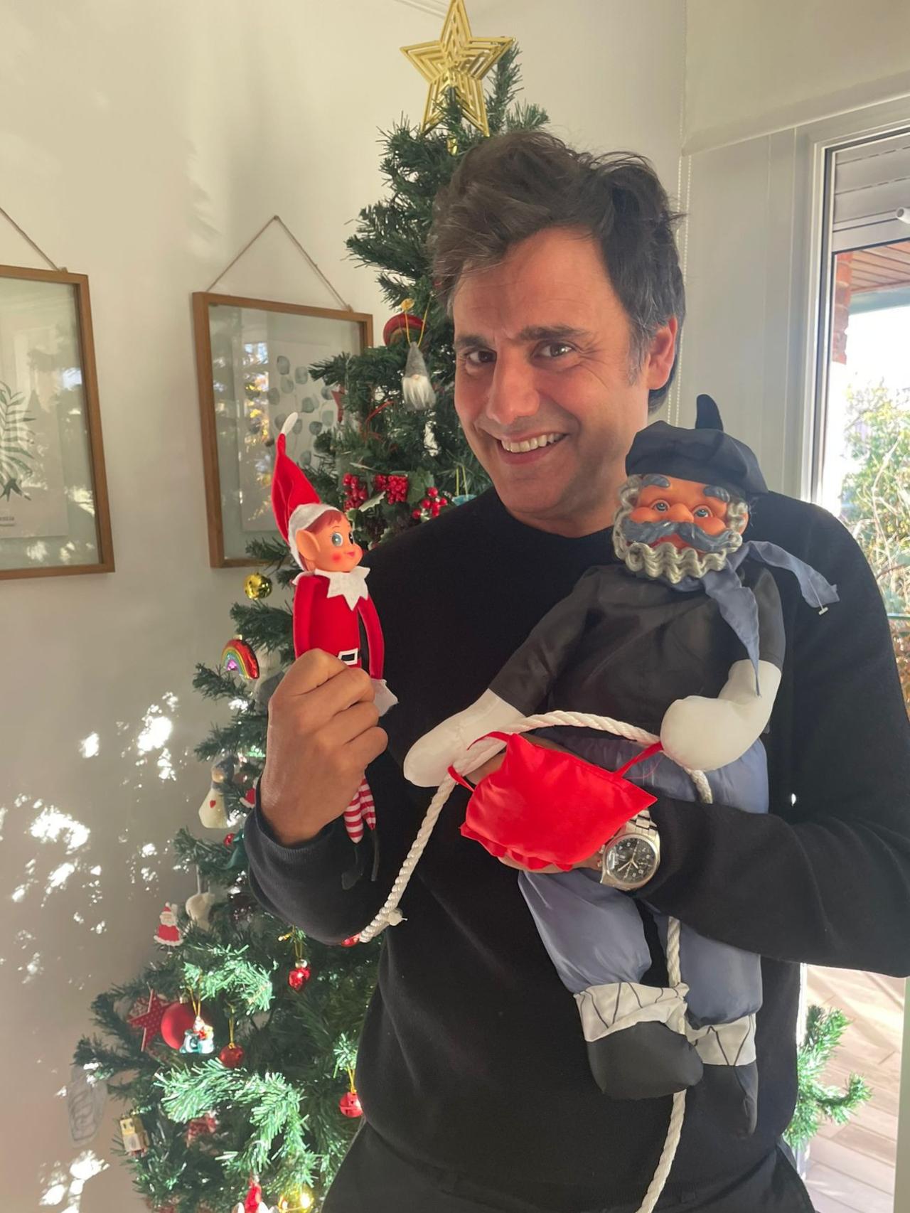 Ion Aramendi, con un duende de Navidad y un Olentzero .