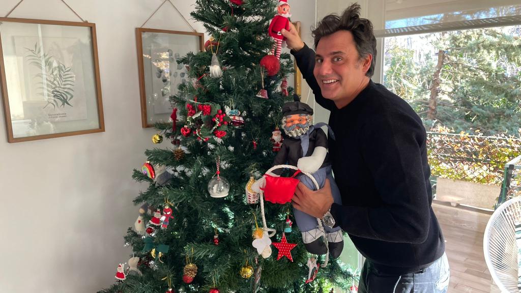 Ion Aramendi, adornando su árbol.