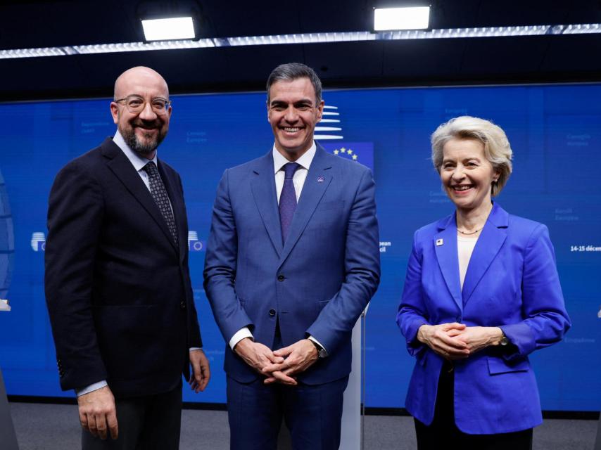 Charles Michel, Pedro Sánchez y Ursula von der Leyen, en Bruselas.