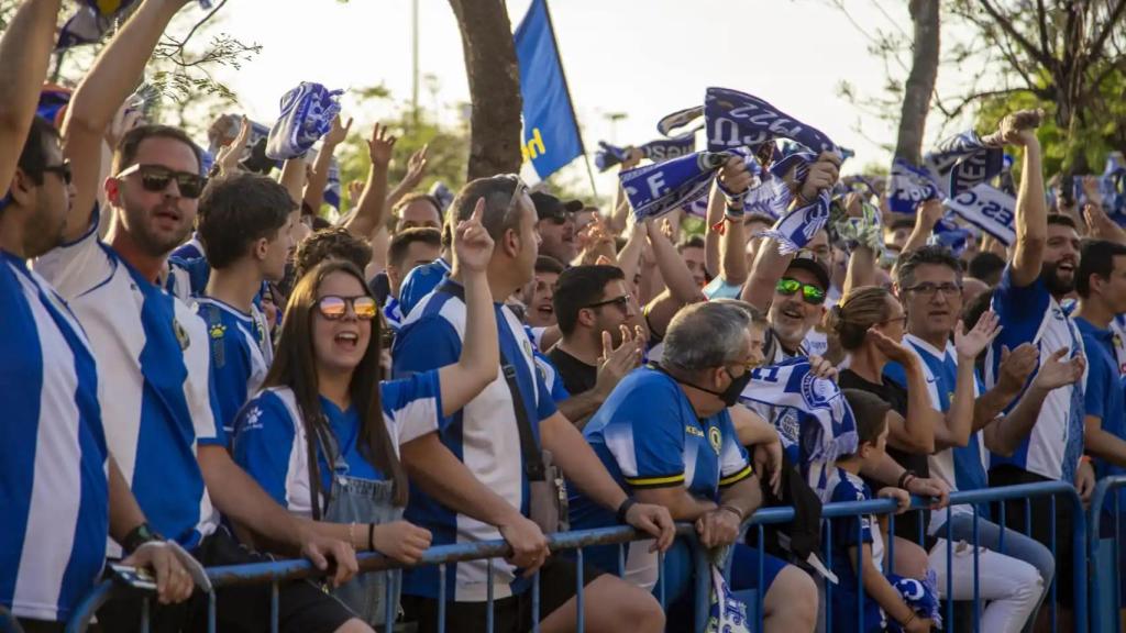 La afición del Hércules recibiendo al equipo antes de un partido de playoff.