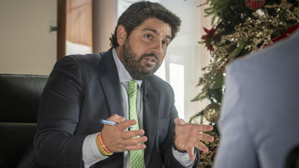 López Miras, gesticulando durante la entrevista.