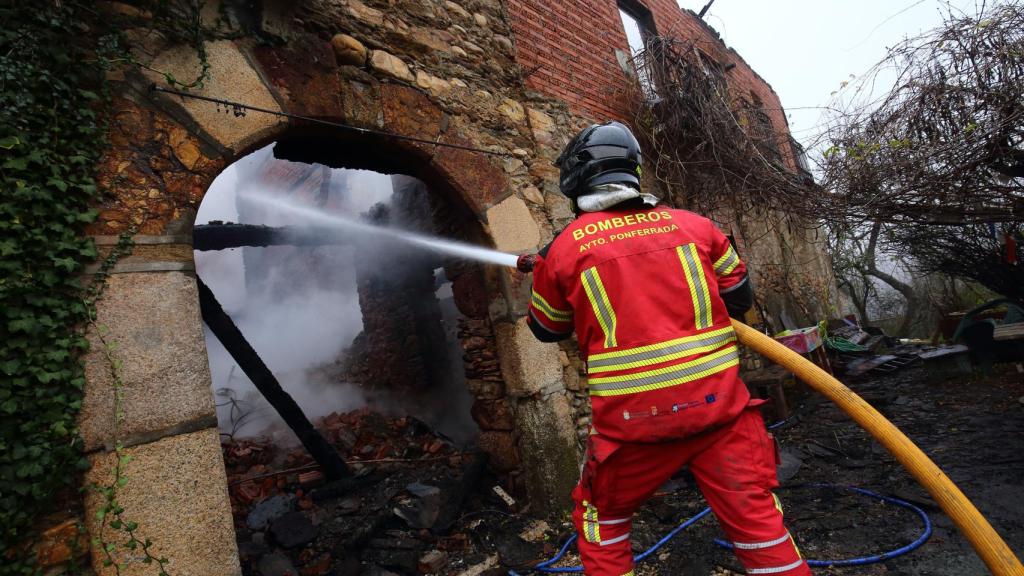 Los bomberos de Ponferrada luchan contra el fuego