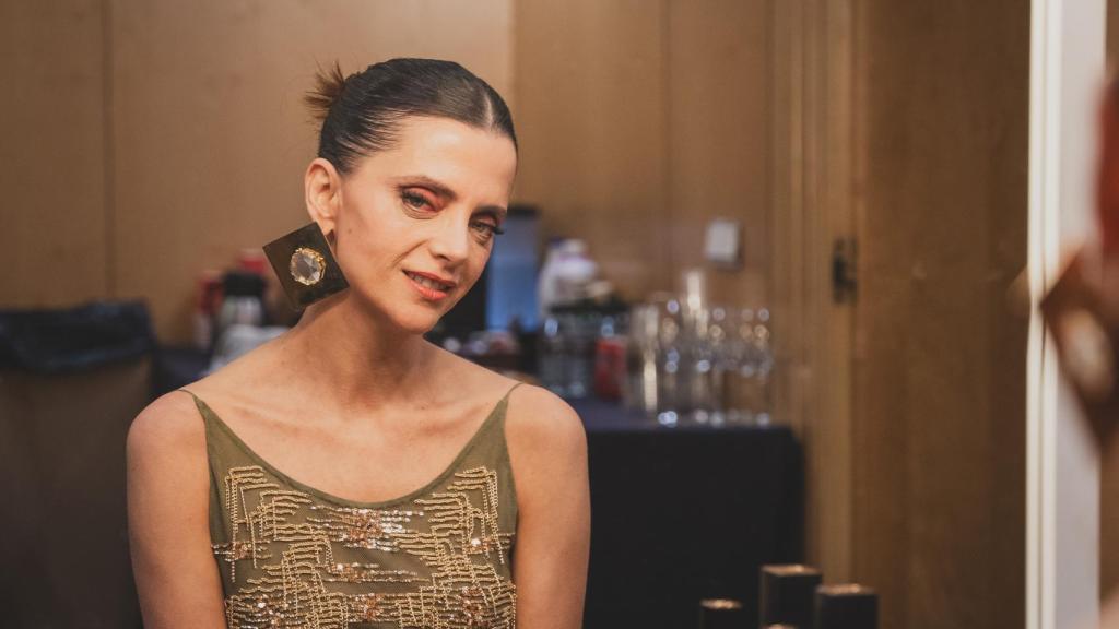 Macarena Gómez en su camerino en IFEMA; la actriz, maquillada por Roberto Siguero, copresenta, junto a Pablo Chiapella, la 29 edición de los premios Forqué