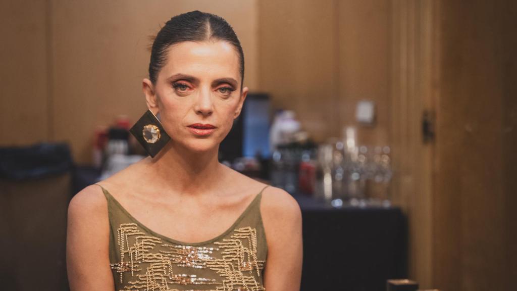Macarena Gómez en su camerino en IFEMA; la actriz, maquillada por Roberto Siguero, copresenta, junto a Pablo Chiapella, la 29 edición de los premios Forqué