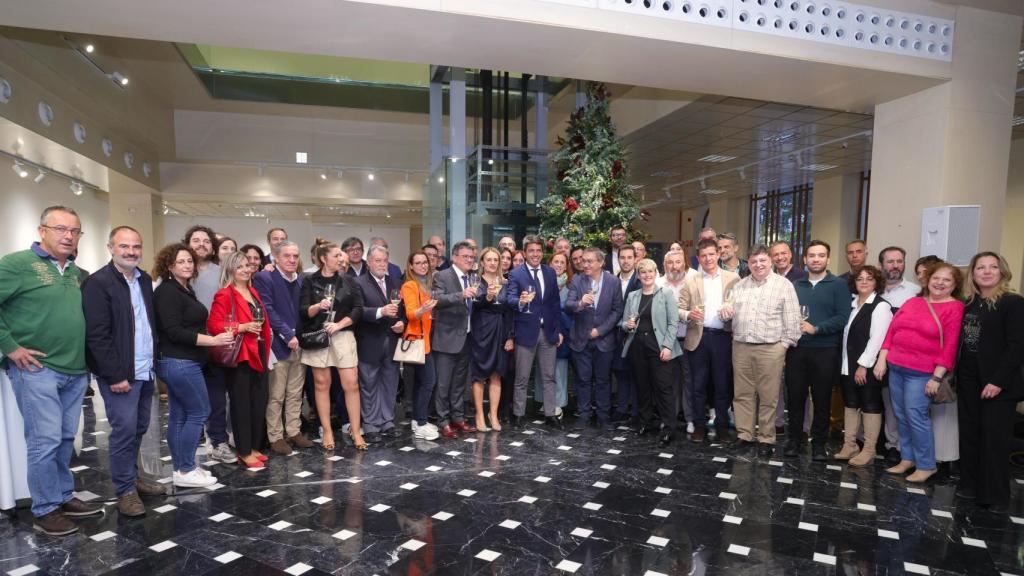 El presidente Mazón, centro, con los consellers Montes y Rovira acompañando a los redactores.