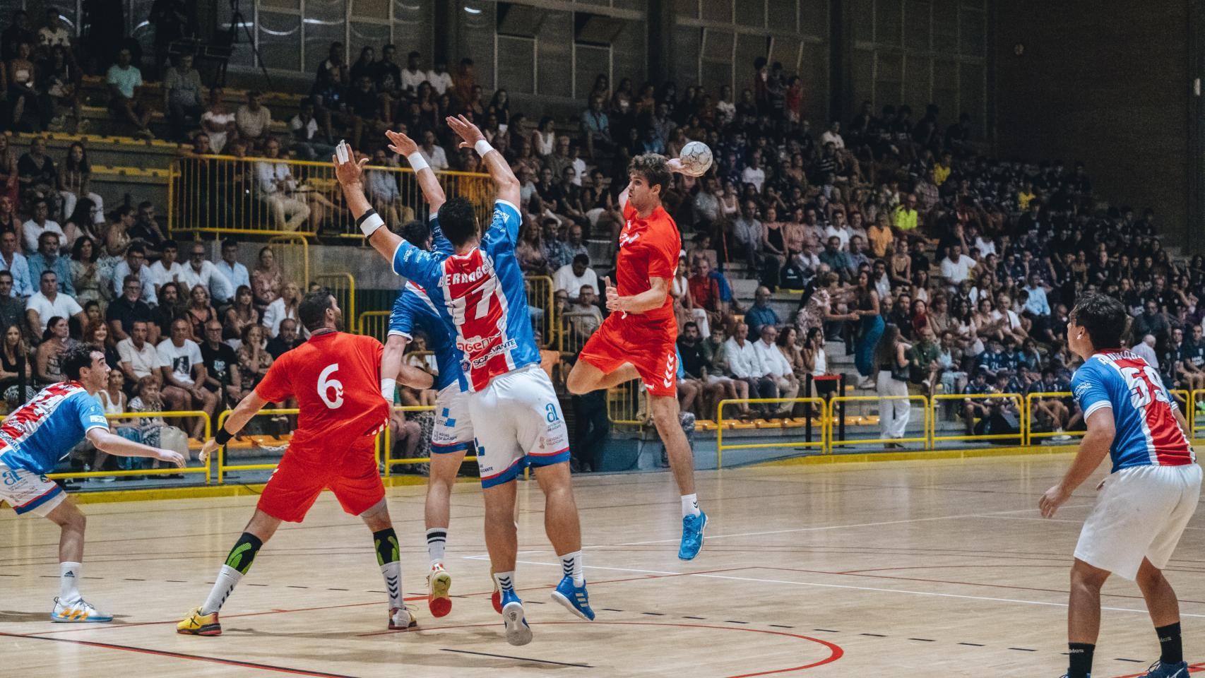 Momento de un partido entre Agustinos y EÓN Horneo durante la pasada temporada.