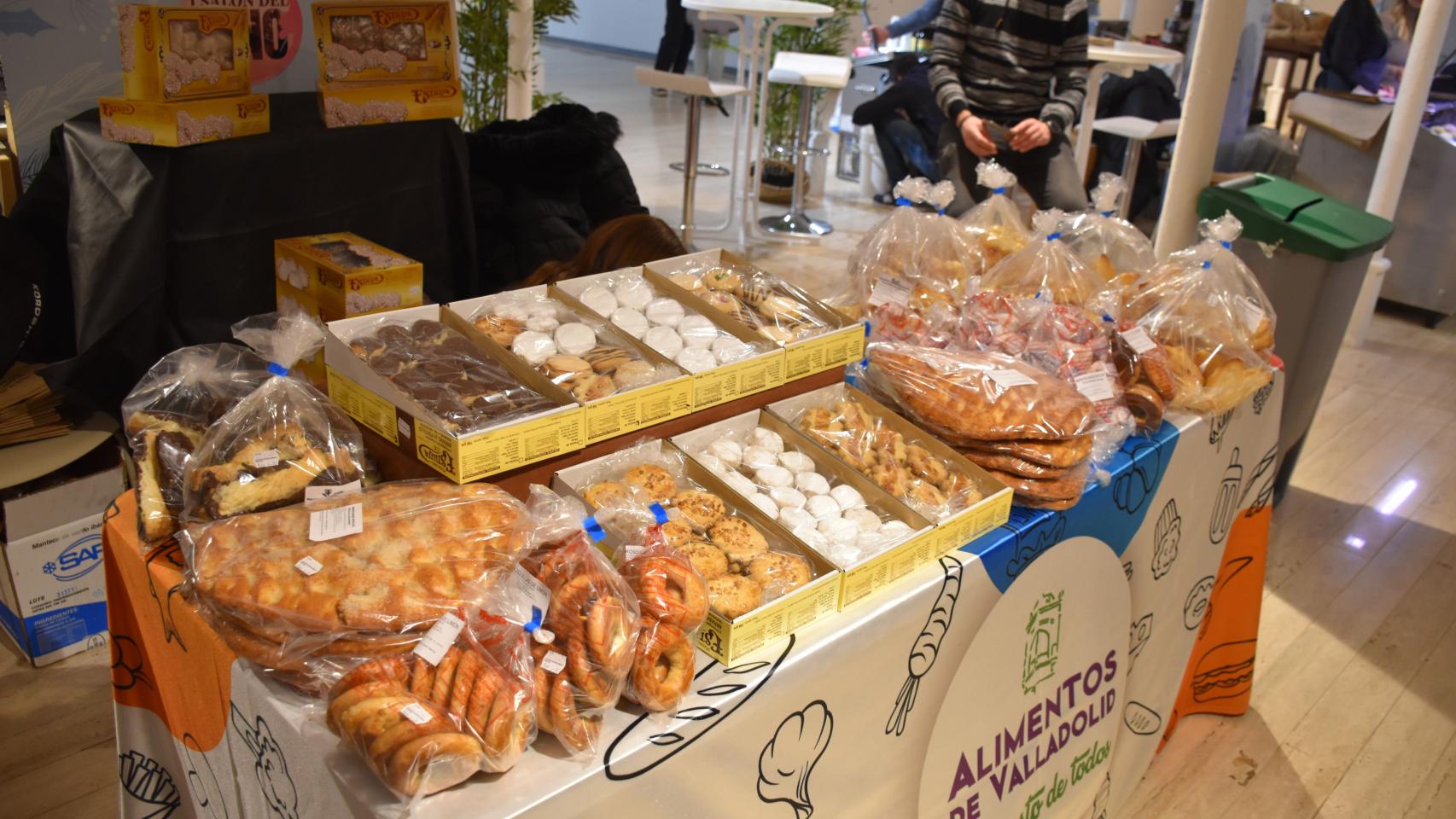 Los expositores que venden sus delicias en el mercado navideño