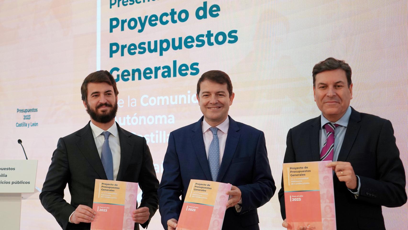 El presidente de la Junta de Castilla y León, Alfonso Fernández Mañueco, y el vicepresidente, Juan García-Gallardo, y el consejero de Economía Carlos Fernández Carriedo comparecen en rueda de prensa para presentar el proyecto de ley de Presupuestos Generales de la Comunidad para 2023