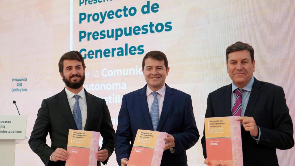 El presidente de la Junta de Castilla y León, Alfonso Fernández Mañueco, y el vicepresidente, Juan García-Gallardo, y el consejero de Economía Carlos Fernández Carriedo comparecen en rueda de prensa para presentar el proyecto de ley de Presupuestos Generales de la Comunidad para 2023