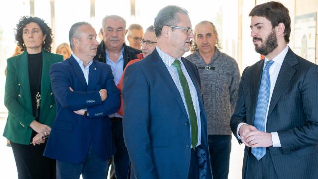 El consejero de Agricultura, Ganadería y Desarrollo Rural, Gerardo Dueñas, el vicepresidente de la Junta, Juan García-Gallardo, y los responsables de las OPAS, este viernes tras el Consejo Agrario.