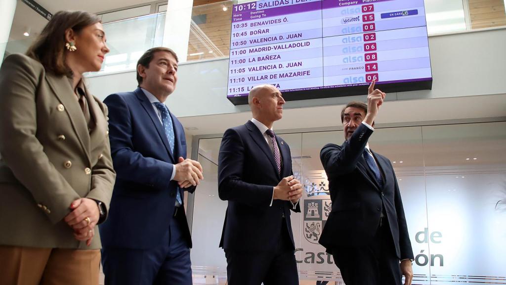 El presidente de la Junta de Castilla y León, Alfonso Fernández Mañueco, visita las obras de remodelación y modernización de la estación de autobuses de León acompañado por el consejero de Medio Ambiente, Juan Carlos Suárez Quiñones y el alcalde, José Antonio Díez