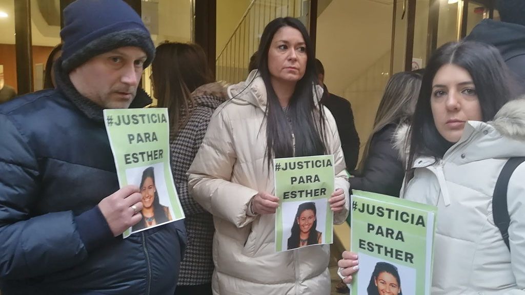 La hermana de Esther López junto al resto de familiares y amigos