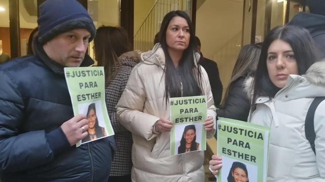 La hermana de Esther López junto al resto de familiares y amigos