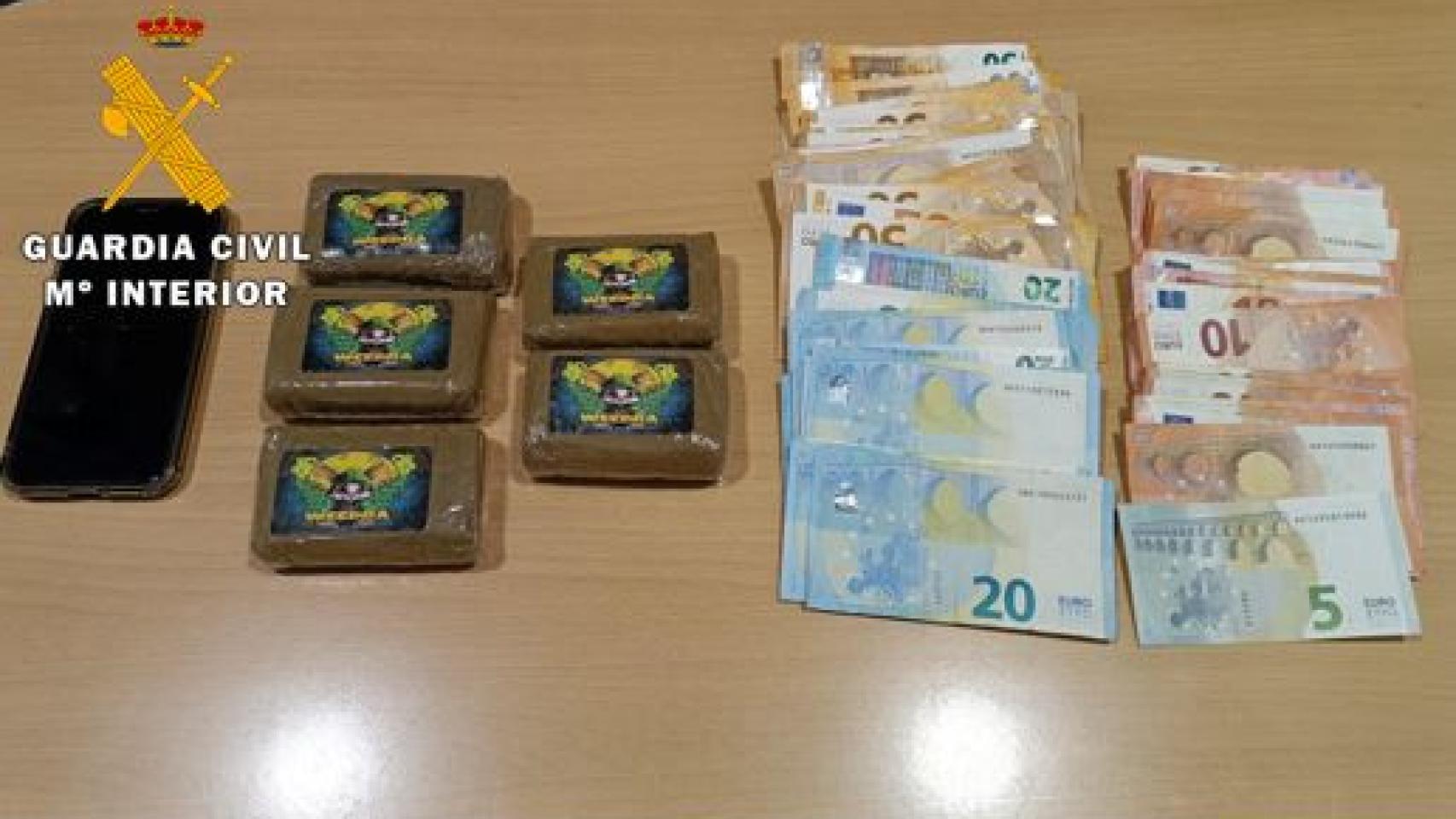 El hachís y el dinero que han incautado a un hombre en Boecillo