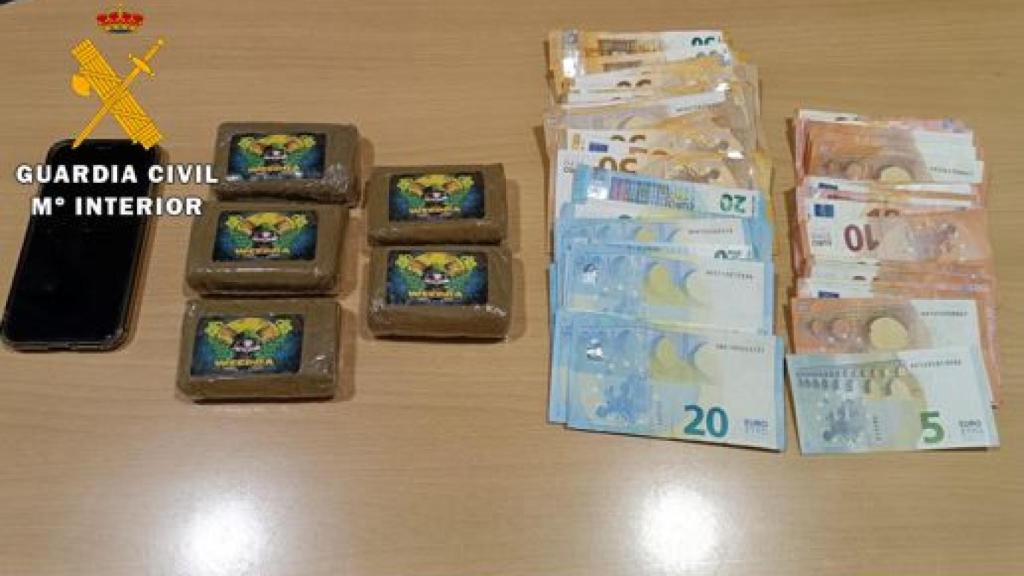 El hachís y el dinero que han incautado a un hombre en Boecillo
