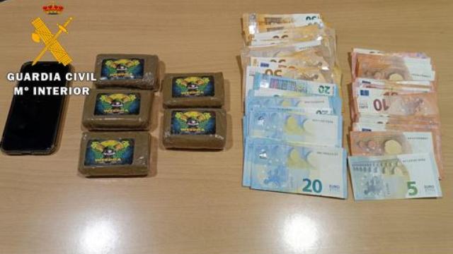 El hachís y el dinero que han incautado a un hombre en Boecillo