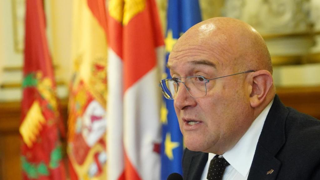 El alcalde de Valladolid, Jesús Julio Carnero, explica la situación en el Ayuntamiento