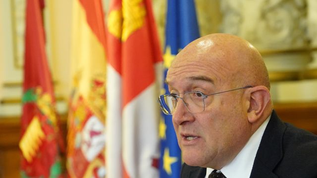 El alcalde de Valladolid, Jesús Julio Carnero, explica la situación en el Ayuntamiento