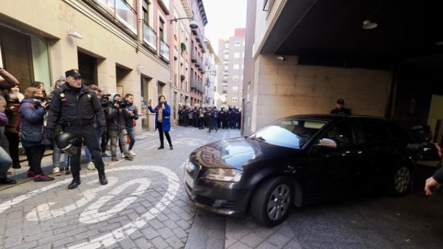 El vehículo en el que iba Óscar, saliendo de la sede judicial