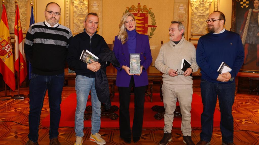 Los concejales de Educación y Cultura, Irene Carvajal; y de Urbanismo y Vivienda, José Ignacio Zarandona, junto a los autores del libro, José Luis Cano de Gardoqui, Carlos Sáez Salceda y Pedro Javier Salado